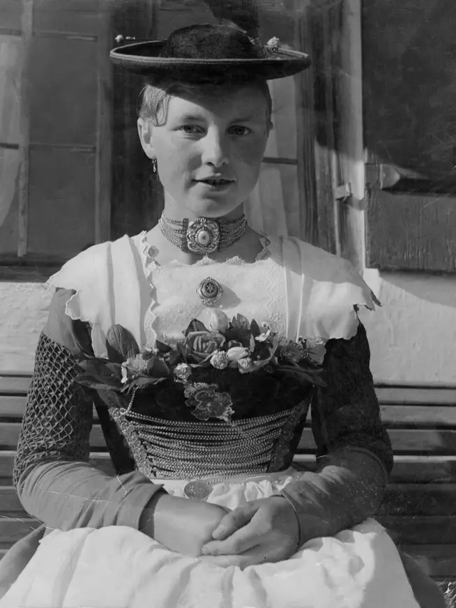 Historische Aufnahme einer jungen Frau in Tracht mit Kropfband